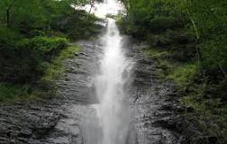 طبیعت زیبای آبشار لوشکی در جنگل های تالش، گیلان