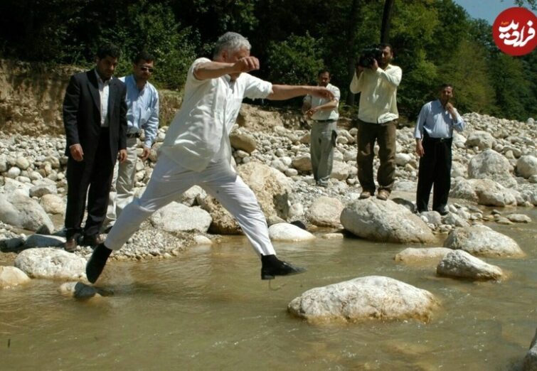 عکس متفاوتی از هاشمی رفسنجانی در حال پریدن از رودخانه