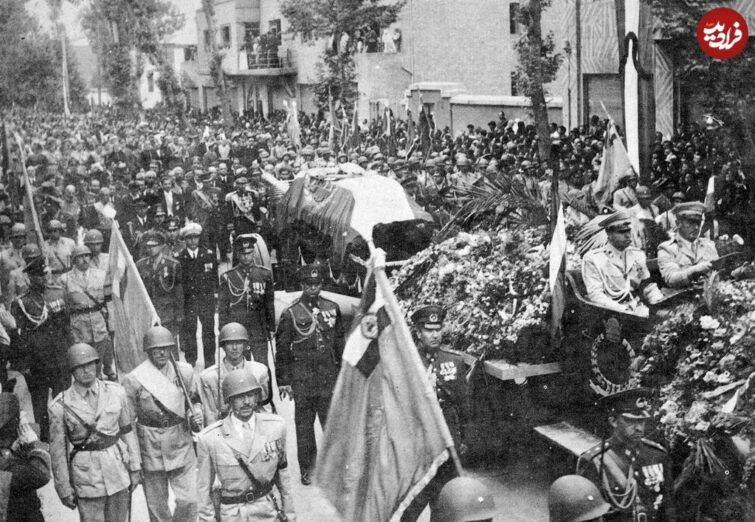 عکسی از مراسم تشییع رضاخان در تهران؛ سال ۱۳۲۳