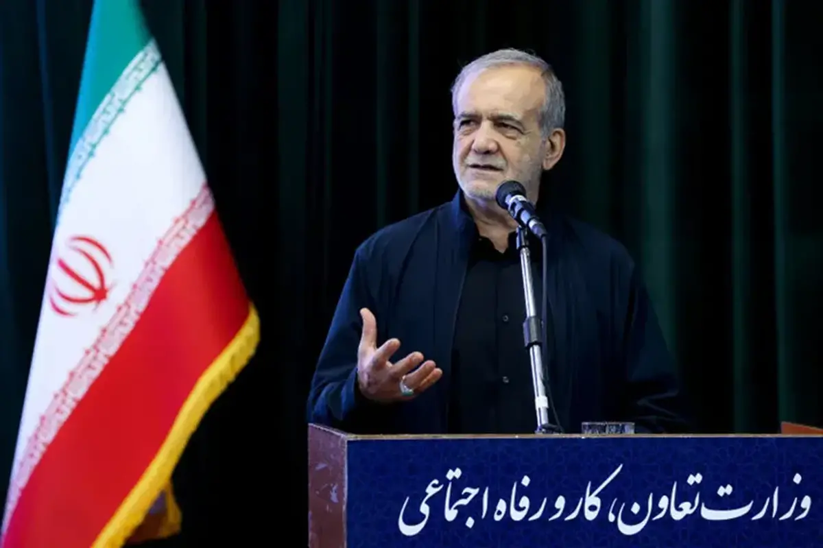 بنر نصب شده پشت سر پزشکیان جلب توجه کرد