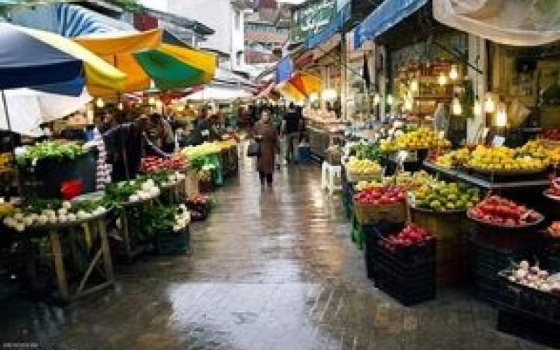 بارش باران تابستانه، جان تازه‌ای به بازار رشت داد+ویدیو