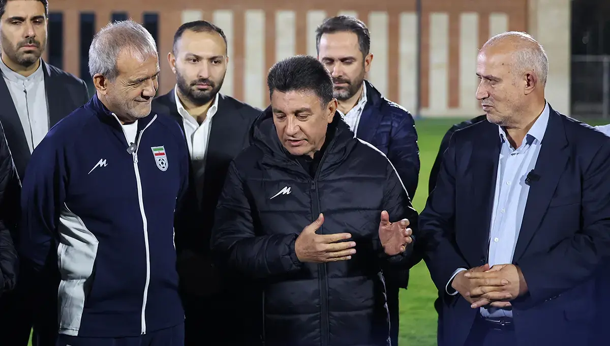 رئیس جمهور در مرکز ملی فوتبال؛ از دیدار صمیمی با ملیپوشان تا پا به توپ شدن در زمین چمن(+عکس)