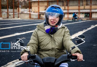 موتورسواری زنان با رعایت موازین اشکالی ندارد