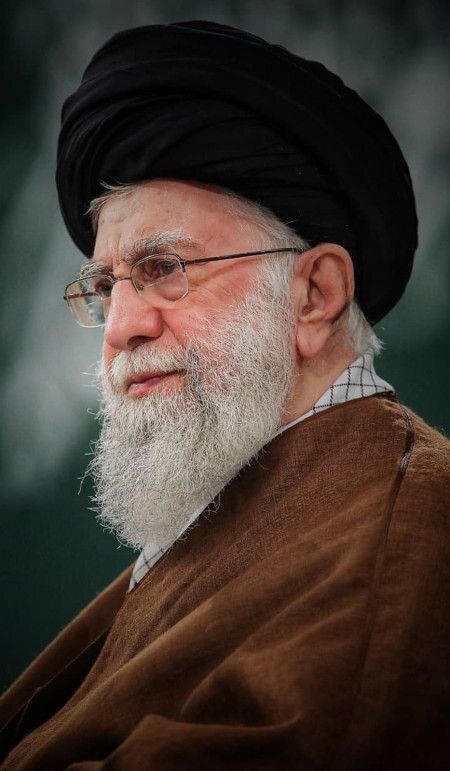 رهبر انقلاب اسلامی به فیض شهادت نائل شدند